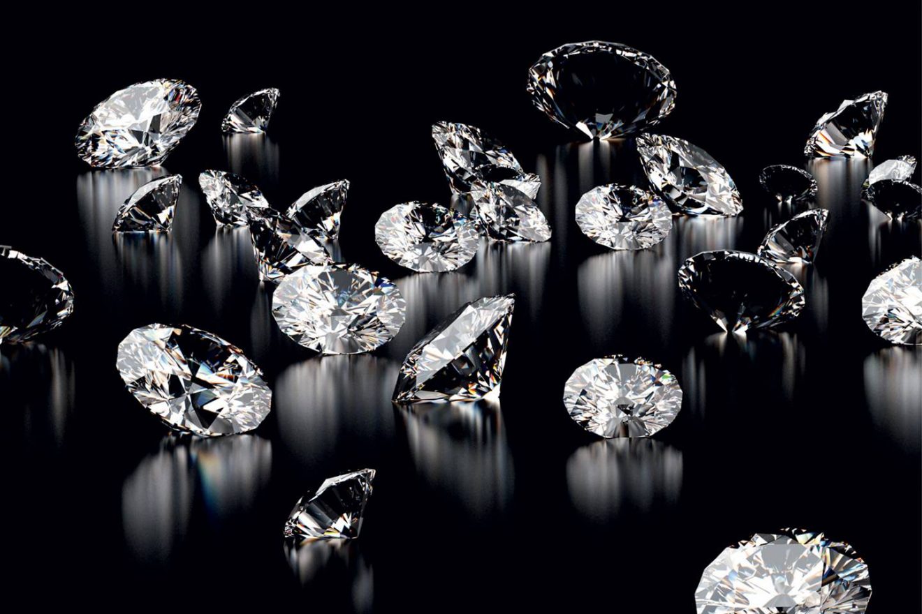 Инвестирование в драгоценности first class diamonds. Красивые бриллианты. Бриллианты на черном фоне. Россыпь бриллиантов.