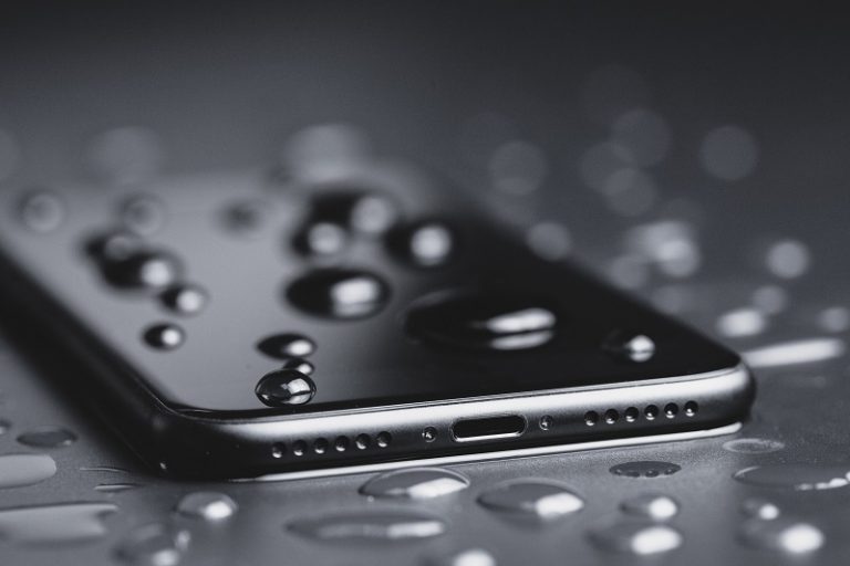 Tips to Fix a Phone That Has Been Surrounded by Water - Techicy