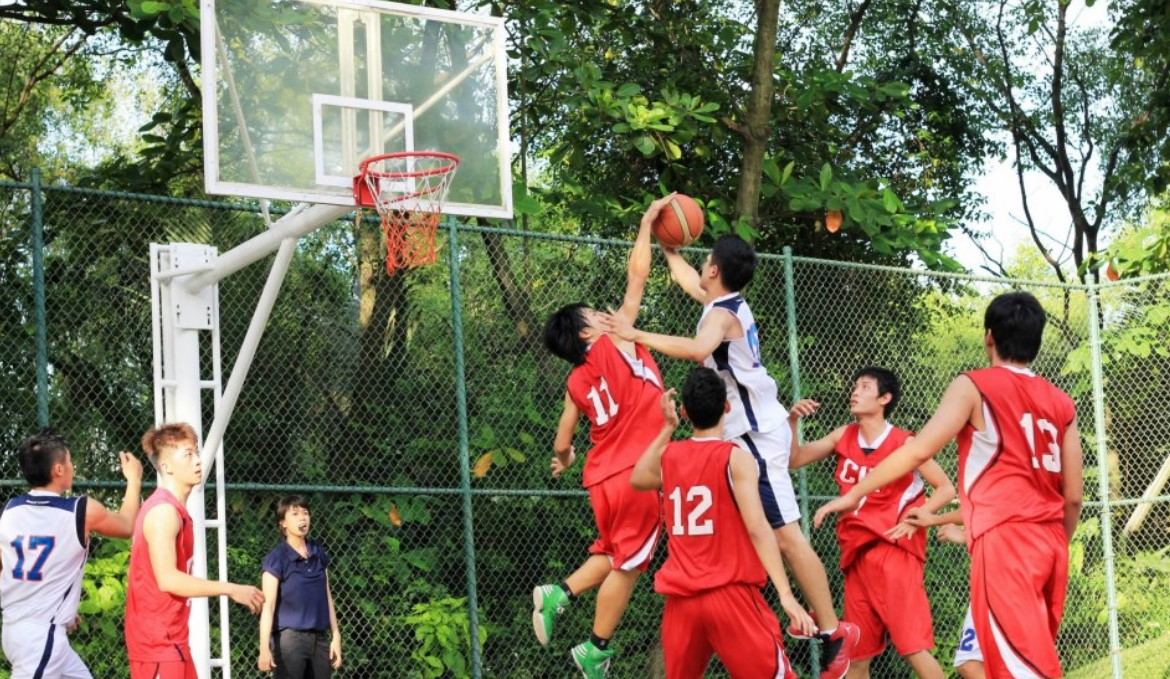 Play basketball 